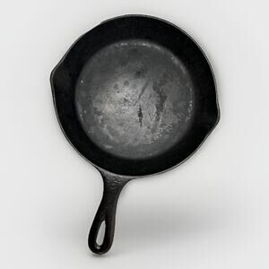 Martin Stove & Range No.5 Cast Iron Skillet Lodge Hamburger Logo 8” Sits Flat